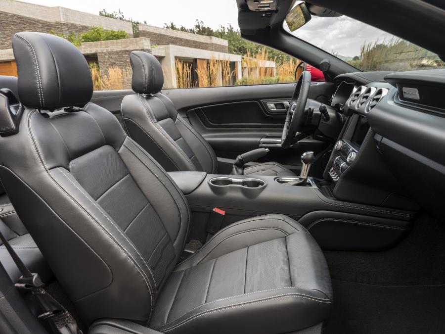 Интерьер Ford Mustang EcoBoost Convertible 2017 года  (EU) (фото 15 из 32)